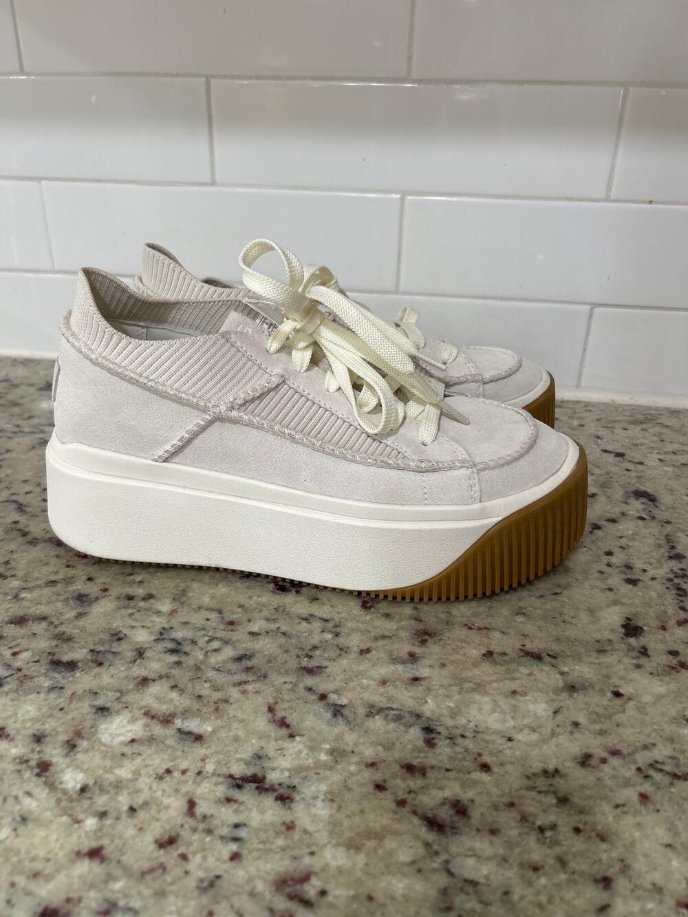 UGG EZ-Duzzit Lace up Platform Sneakers off white size 8 excellent condition